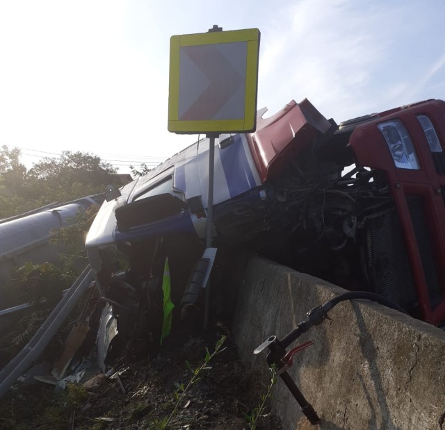 Un camion încărcat cu pământ s-a răsturnat, la ieșire din Hîrșova: O persoană a decedat