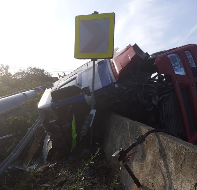 Un camion încărcat cu pământ s-a răsturnat, la ieșire din Hîrșova: O persoană a decedat