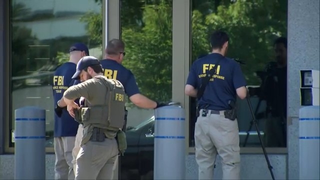 Un bărbat înarmat a atacat un sediu FBI la 3 zile după perchezițiile de la reședința lui Donald Trump