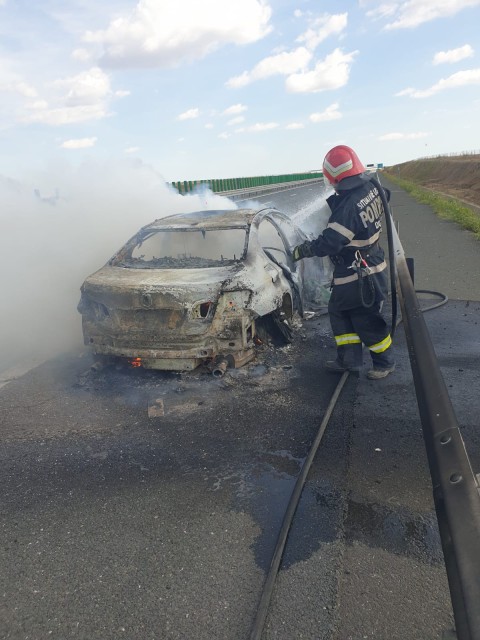 Un autoturism a ars ca o torță, pe A2, în zona Medgidia