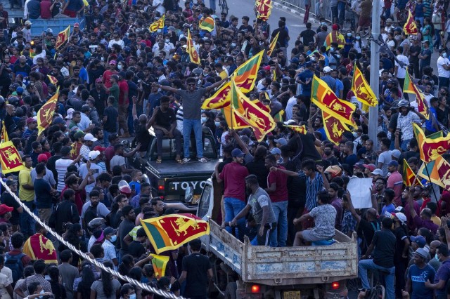 Sri Lanka: Manifestanţii anunţă că părăsesc clădirile ocupate; preşedintele fugar a plecat spre Singapore
