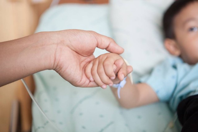 Băiat de nouă ani cu o afecţiune rară care i-a afectat pielea şi mucoasele, tratat la Spitalul de Boli Infecţioase din Iaşi