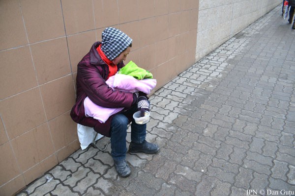 Dosar penal pentru o femeie prinsă la cerșit, împreună cu copilul de 9 luni