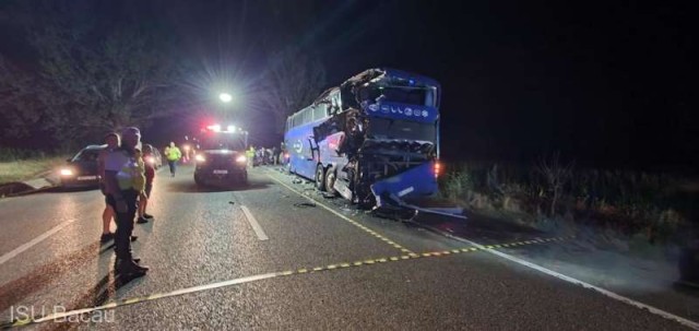 Coliziune între un autocar cu 76 de ucraineni şi un TIR; un copil şi un adult - răniţi uşor