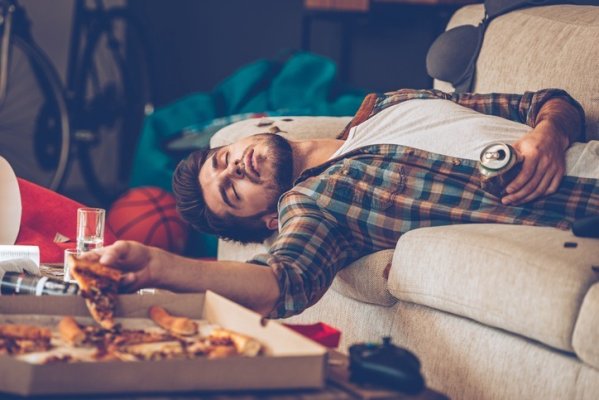De ce ni se face somn după masă? Ce este „food coma”
