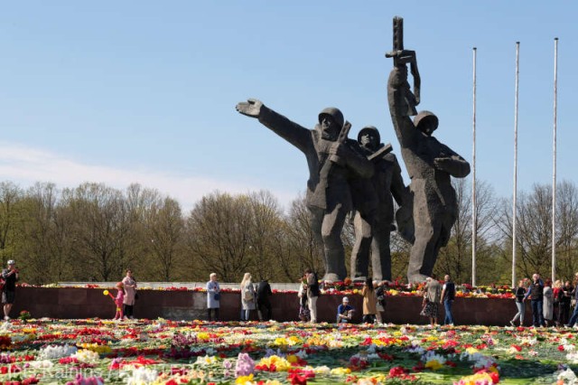 Letonia a demolat un monument sovietic emblematic, în pofida protestelor