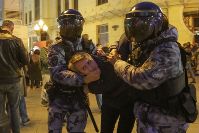 Cum sunt pedepsiți protestatarii anti-mobilizare din Rusia