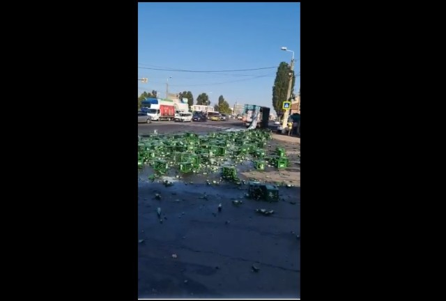 Mai multe navete cu bere căzute dintr-o mașină, în zona CET! Video
