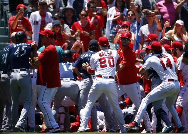 Încăierare generală la meciul de baseball dintre Seattle Mariners şi Los Angeles Angels
