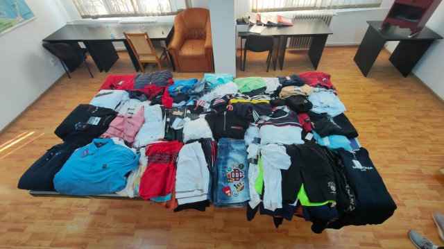 Depistaţi de jandarmi în timp ce comercializau produse „de firmă”, în Eforie
