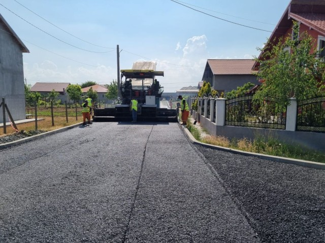 Primăria Poarta Albă continuă lucrările de asfaltare