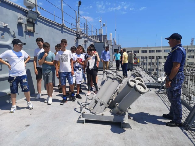 Vizita în Portul Militar Constanța a unui grup de elevi ialomițeni