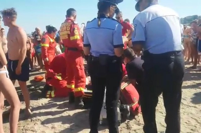 Alertă pe o plajă din Eforie Nord! Două persoane inconștiente au fost scoase din mare