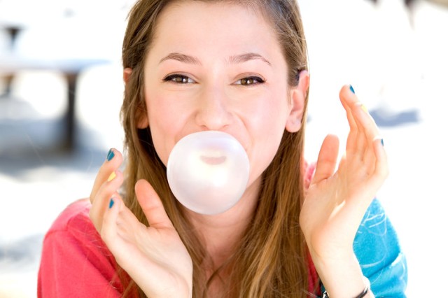 Cum îți poate afecta mestecatul gumei sănătatea