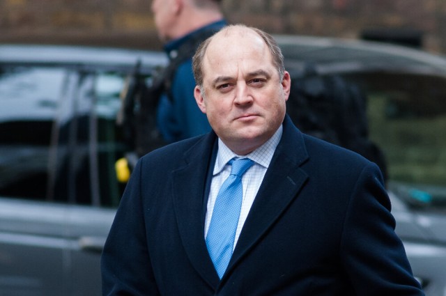 Ministrul britanic al apărării respinge ideea unei interdicţii generale a vizelor pentru ruşi