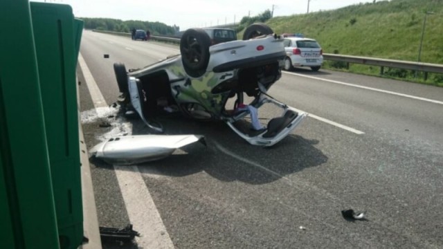 O mașină s-a răsturnat pe Autostrada Soarelui