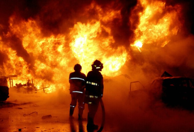 Incendiu de proporţii la un depozit de containere în Bangladesh