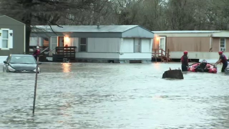 SUA se confruntă cu catastrofe climatice. Inundaţii, incendii şi caniculă într-o singură zi