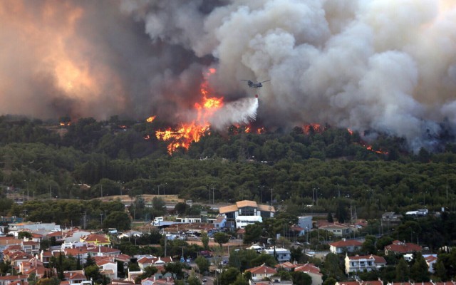 Un incendiu de vegetaţie arde necontrolat la nord de Atena. Un oraş a fost evacuat