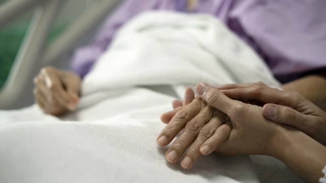 De ce se îmbolnăvesc de cancer tot mai multe persoane sub 50 de ani