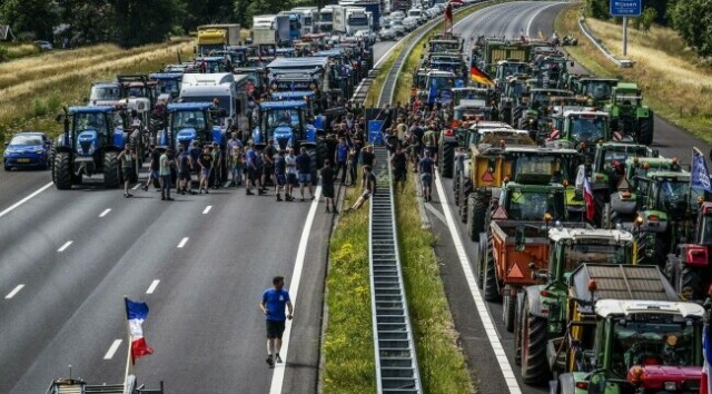 Ţările de Jos: Guvernul îi chemă la negocieri pe fermierii protestatari