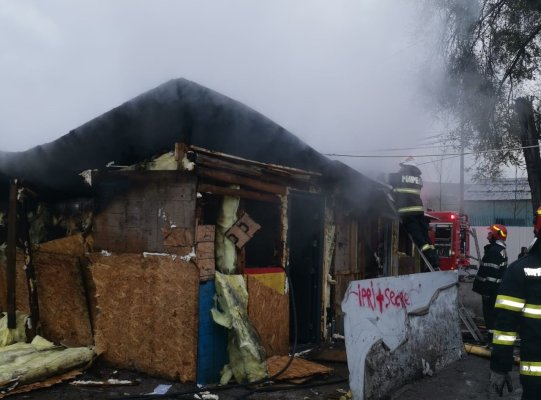 Baracă în flăcări, pe DN2A, în apropiere de Dedeman