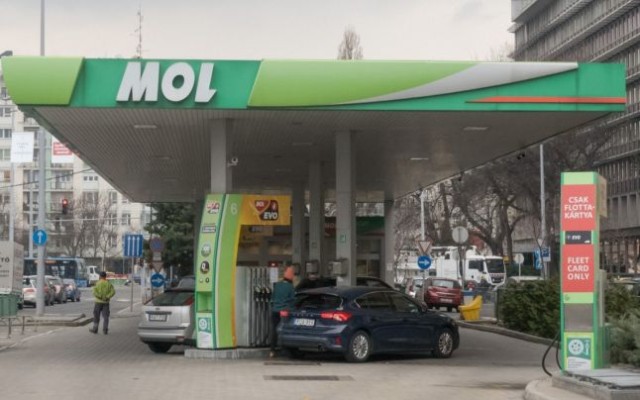 La benzinăriile Mol din Ungaria se poate alimenta o dată pe zi, la Lukoil există restricție pe cantitate