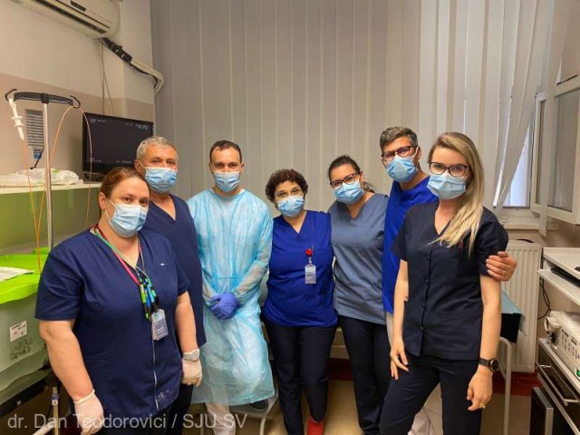 O echipă de medici a scos mai multe pioneze, cuie şi agrafe din stomacul unui pacient