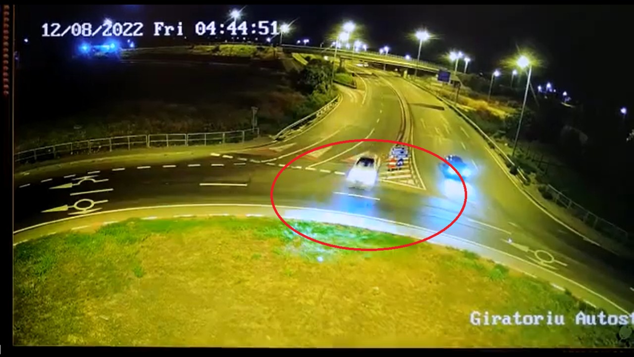 Imagini șocante de la accidentul din Ovidiu: A zburat cu mașina peste sensul giratoriu și a luat foc! Video