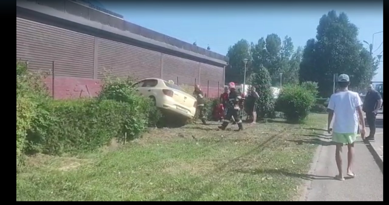 Accident grav în zona Clublui Bellagio din Mamaia: A intrat cu mașina într-o clădire. Video