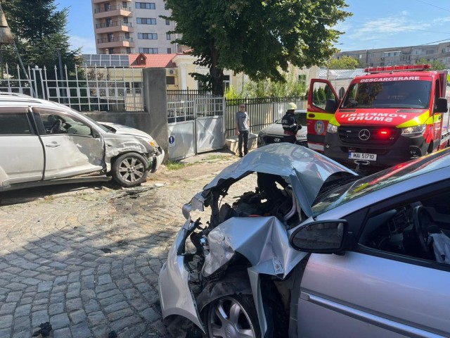Mașini făcute praf, în urma unui accident rutier, în Tulcea