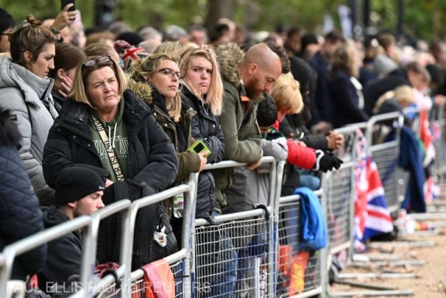 Funeraliile Reginei Elisabeta a II-a: Numeroşi britanici, adunaţi în parcuri şi pieţe şi-au luat adio de la suverană