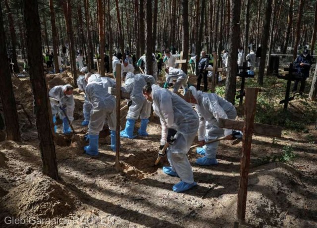 Ucraina: 146 de cadavre exhumate până acum din groapa comună de la Izium