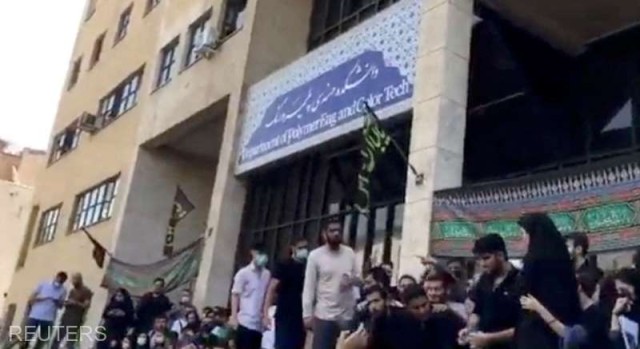 Iran: Continuă protestele după moartea unei tinere în custodia poliţiei, care asigură că a fost un 'incident nefericit'