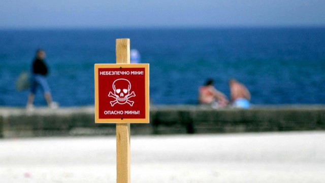 Un bărbat a fost aruncat în aer de o mină pe o plajă din Odesa, unde venise cu familia