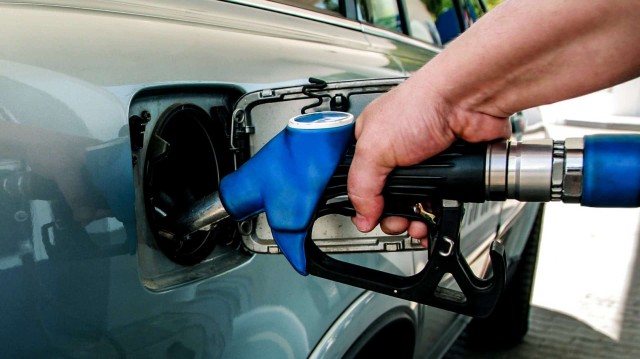 Guvernul a eliminat compensarea prețului la carburant, iar prețurile au bubuit