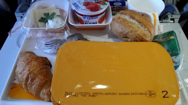 Alimentele care nu trebuie consumate cu 12 ore înainte de călătoria cu avionul