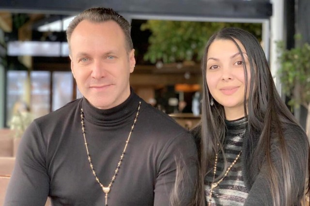 Alin Oprea are flori și prăjituri pentru noua iubită și săgeți otrăvite pentru fosta nevastă