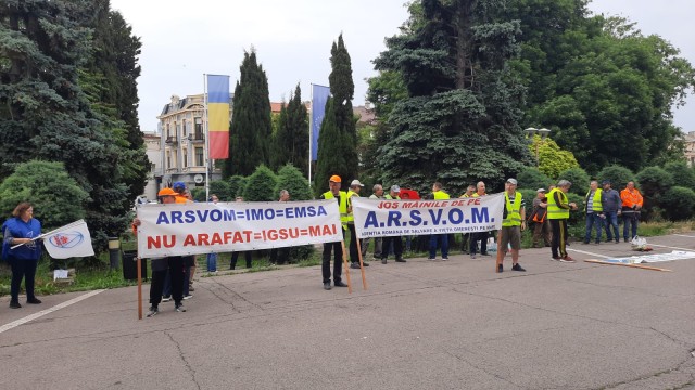 Angajaţii ARSVOM, protest în faţa Prefecturii! Se tem că rămân fără locuri de muncă! Video