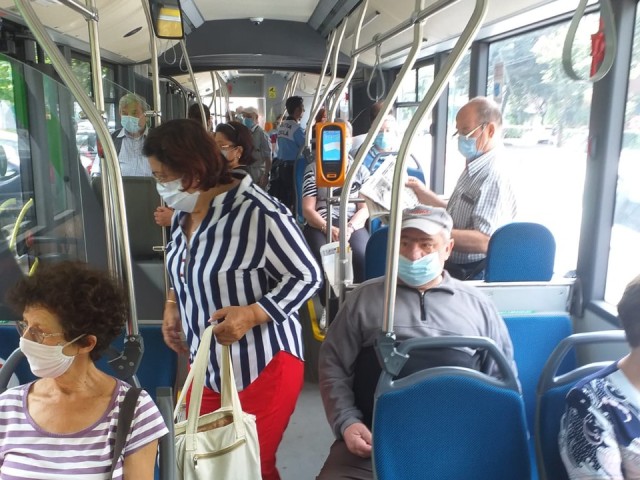 Guvernul recomandă masca în interior - în mijloacele de transport în comun sau încăperile aglomerate