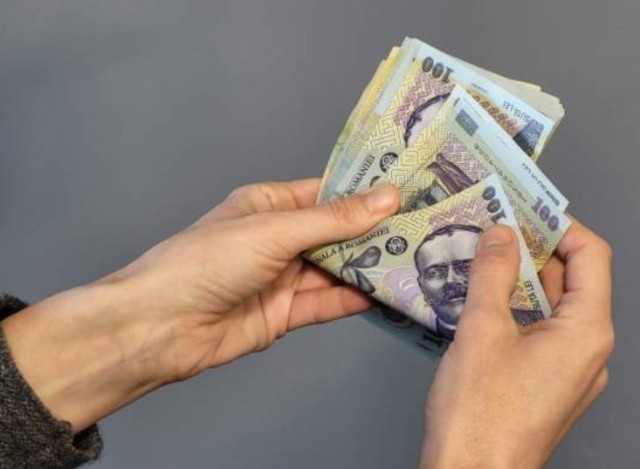 Prețul energiei electrice a scăzut la jumătate în România! Facturile rămân uriașe