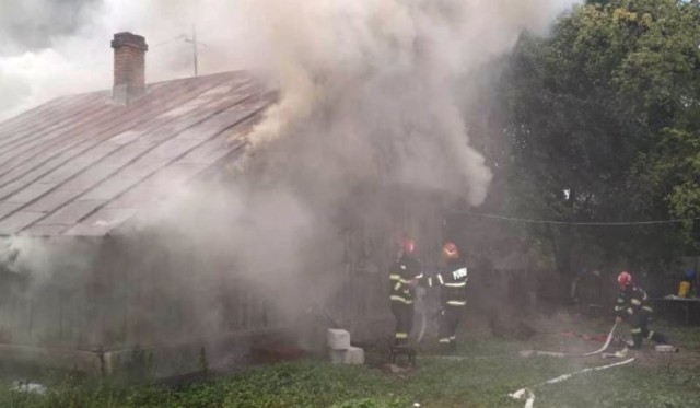 Un bărbat şi-a dat foc la casă, apoi a sunat la 112 şi i-a rugat pe pompieri să vină să o stingă