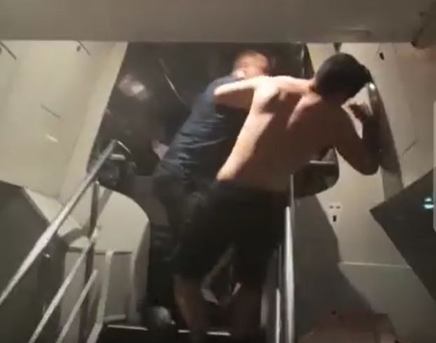 Ca-n Vestul Sălbătic în trenul Mangalia-Sibiu: controlor bătut de un călător. Video
