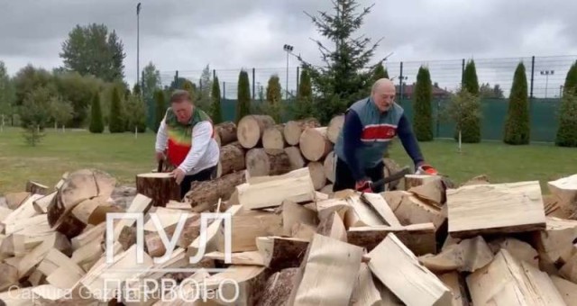 Belarus: Lukaşenko se filmează tăind buşteni pentru a ajuta Europa care 'moare de frig'