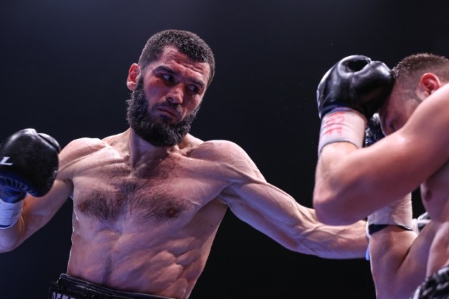 Box: Rusul Artur Beterbiev a unificat titlurile WBO, WBC şi IBF la categoria semigrea