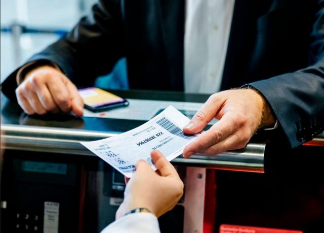Preţul biletelor de avion este mai mare cu 20% în vara acestui an, faţă de anul 2021