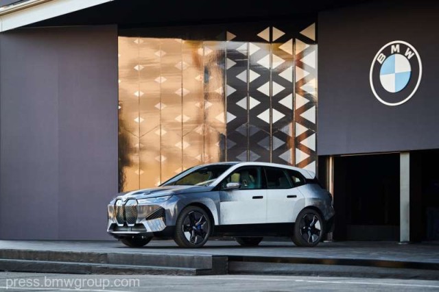 BMW a dezvăluit automobilul care îşi schimbă culoarea caroseriei cu ajutorul unui buton. Video