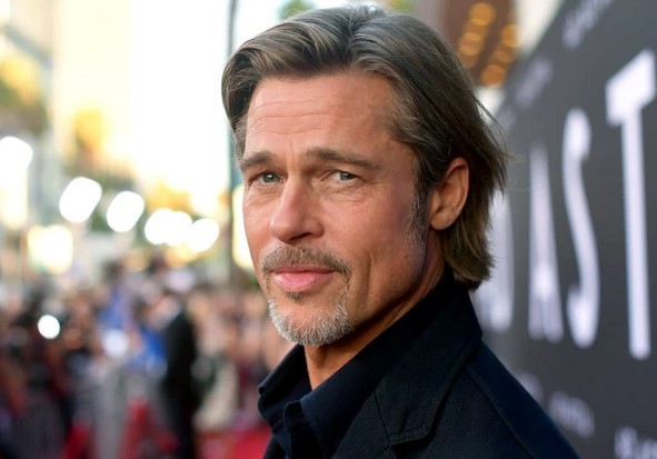 Brad Pitt, în tandrețuri cu o blondă. S-a încins atmosfera pe un iaht sau doar promovează Bullet Train?