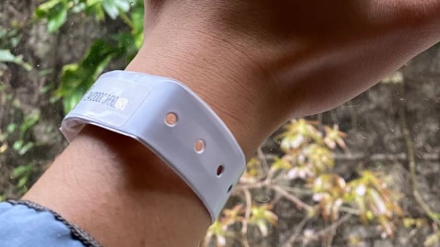 Persoanele infectate cu Omicron vor purta obligatoriu brățară electronică, la Hong Kong