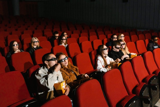Românii s-au întors în cinematografe, numărul spectatorilor şi încasările operatorilor sunt în creştere